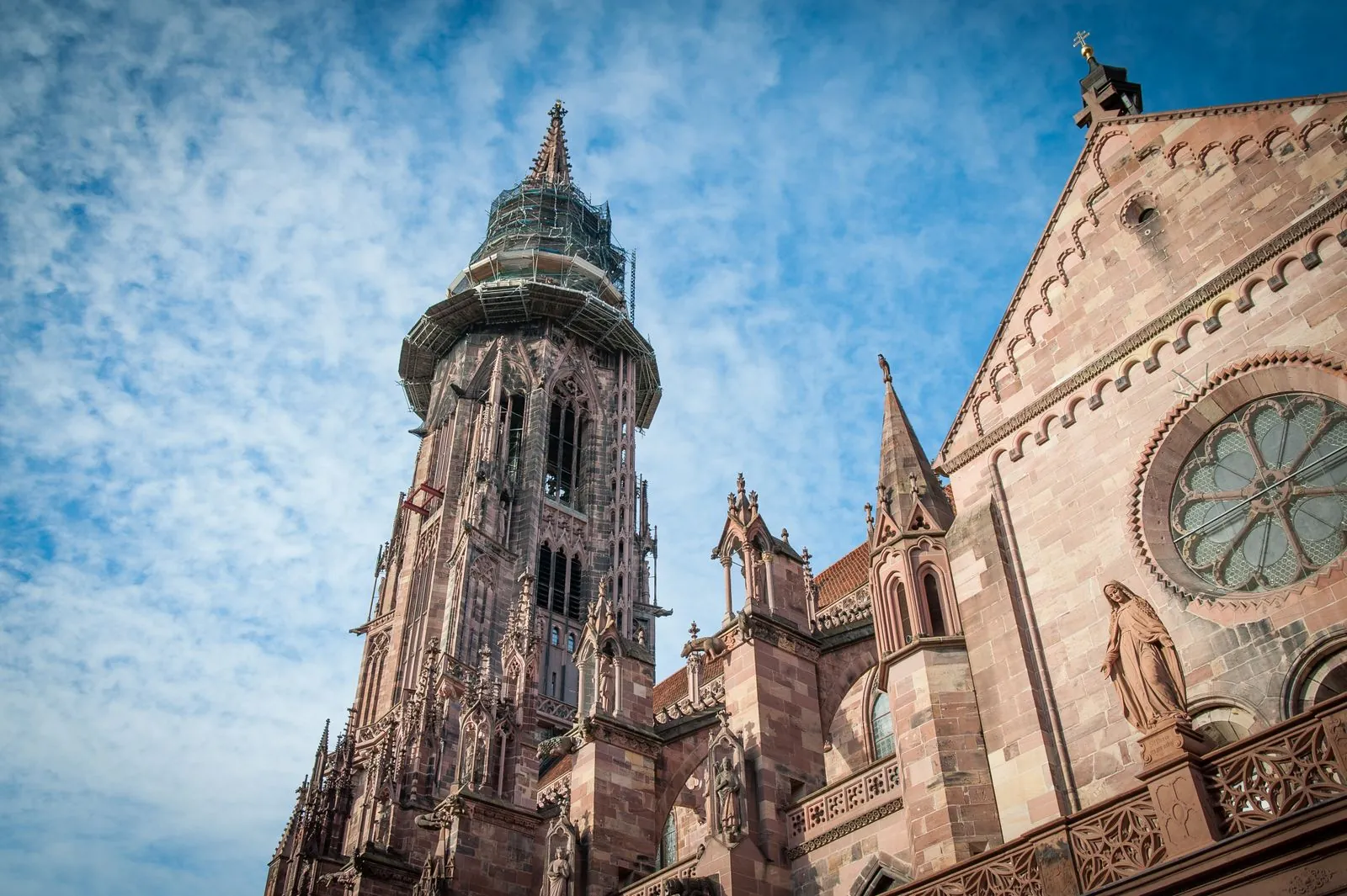 De historische kathedraal van Freiburg verkennen