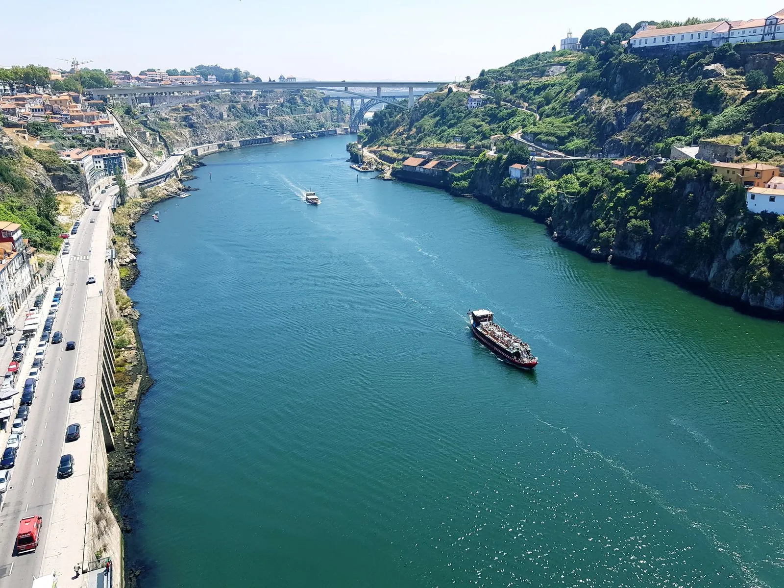 Wandelen op de Ponte da Arrábida met uitzicht op de stad