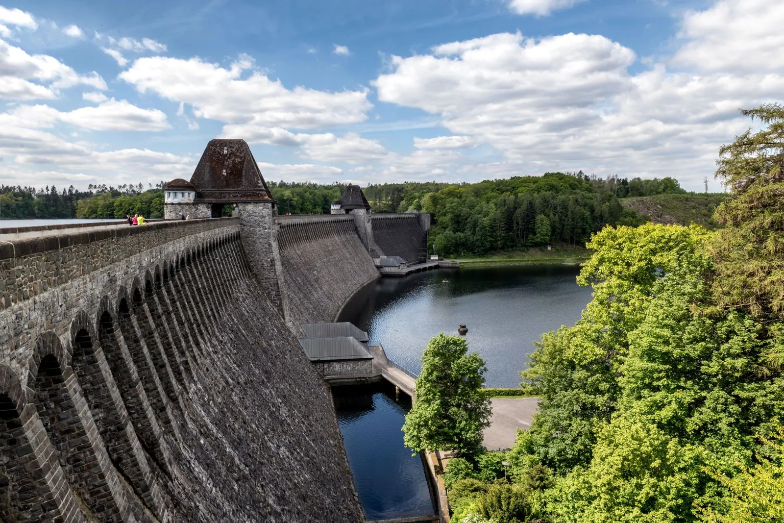 Fietsen bij Möhnesee en de stuwdam verkennen