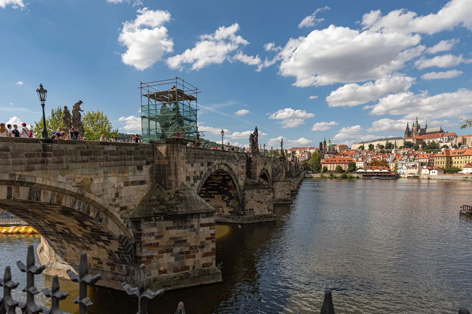 Hoeveel bruggen overspannen de Moldau in Praag?