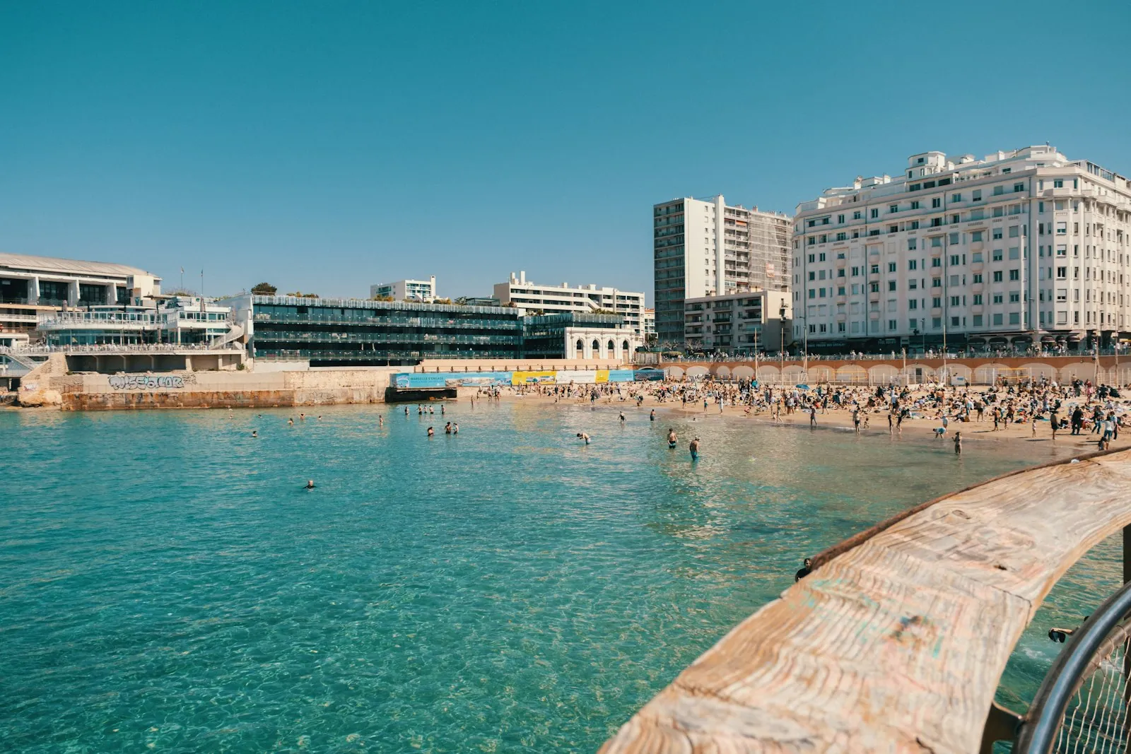 Zijn er speeltuinen aan of bij het strand van Marseille