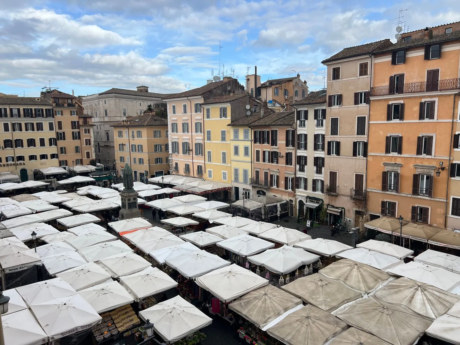 Verrukkelijke kazen op de markt van Rome