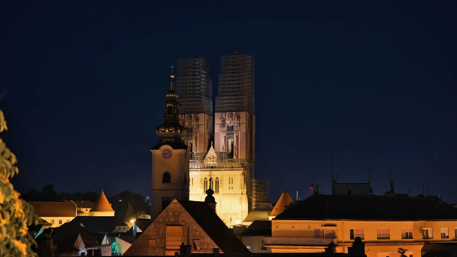 De architectuur van de Heilige Drievuldigheid Kathedraal in Požega
