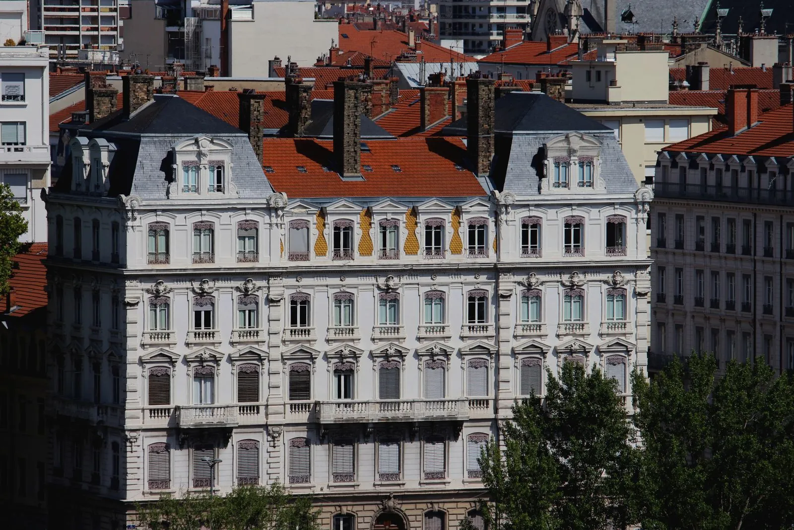 Moderne architectuur aan de rivieroever van Lyon
