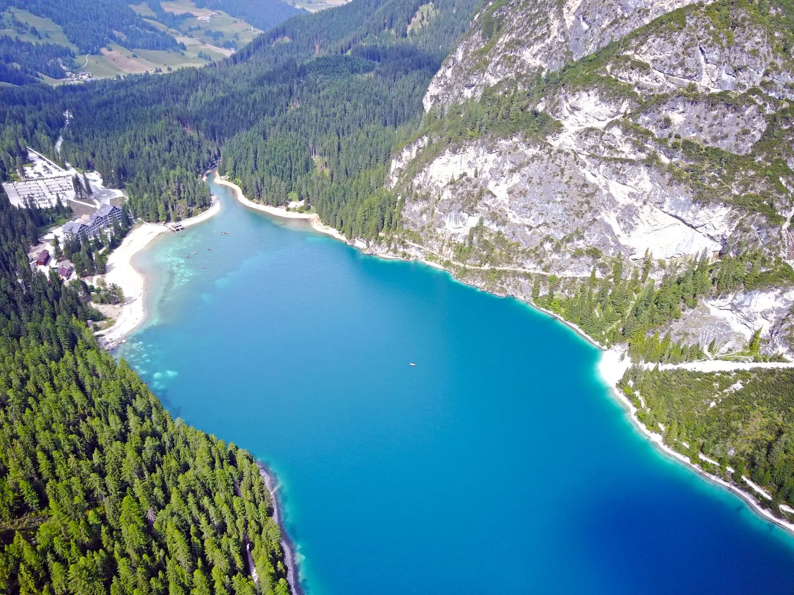 Wandelen langs het water van de Pragser Wildsee