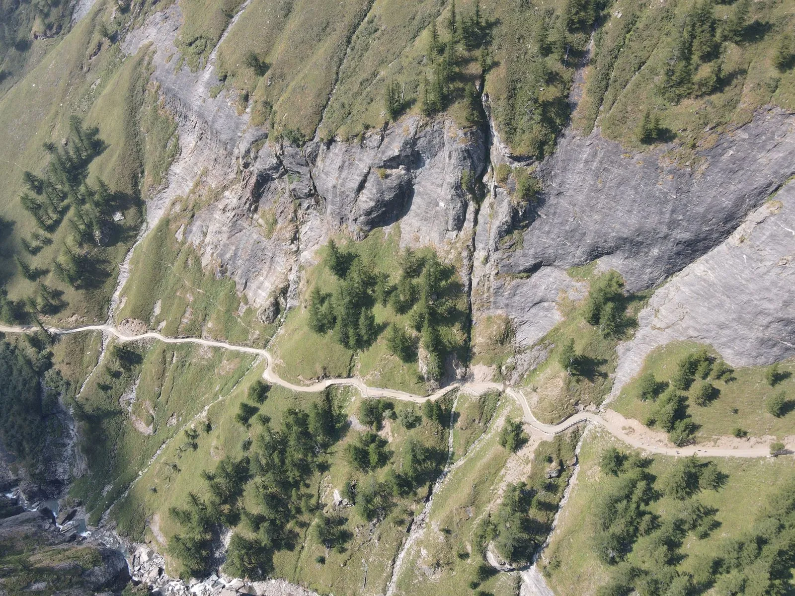 Genieten van de lokale keuken na een wandeling in de Alpen