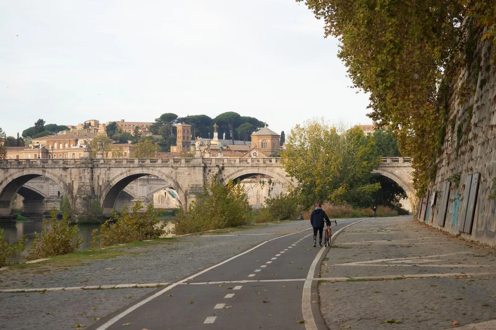 Fietsen langs de rivier de Tiber
