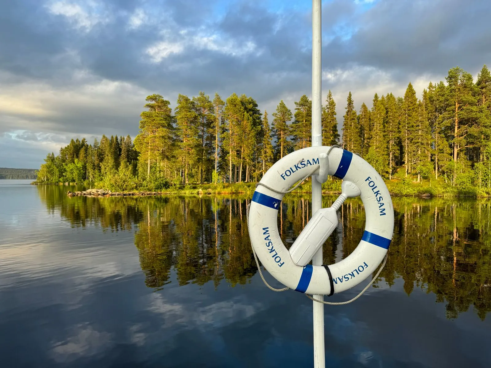 Varen op het Storsjön-meer: het vijfde grootste meer van Zweden