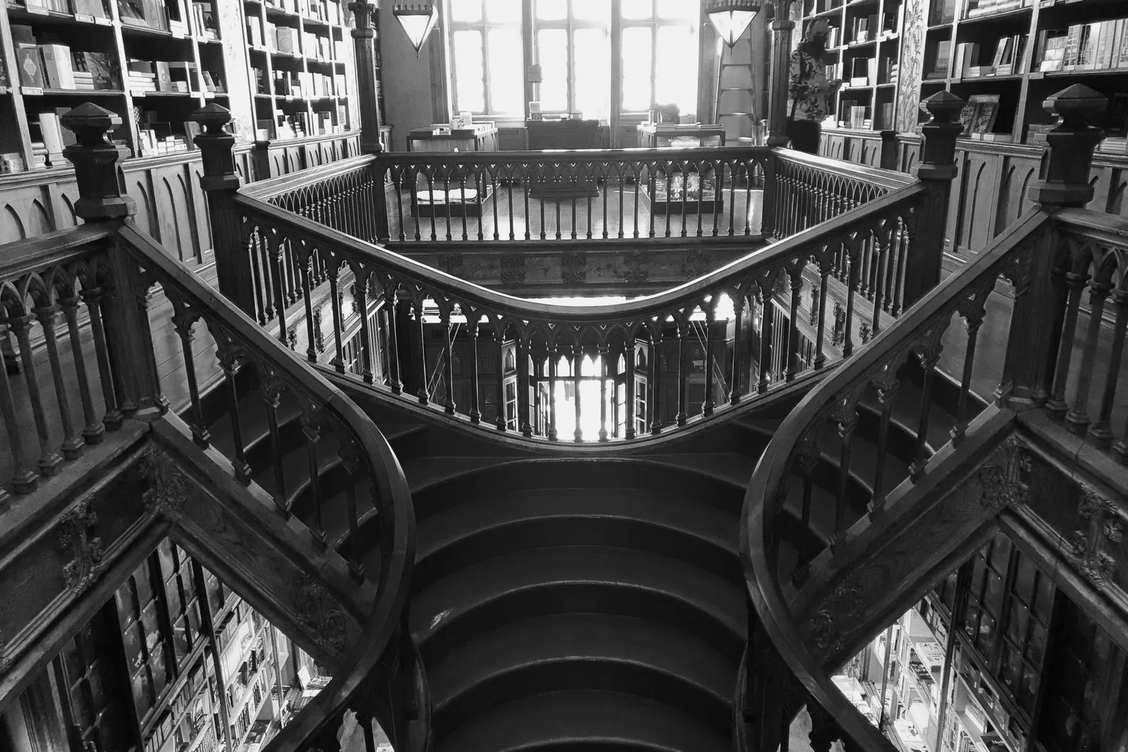 De architectonische pracht van Livraria Lello