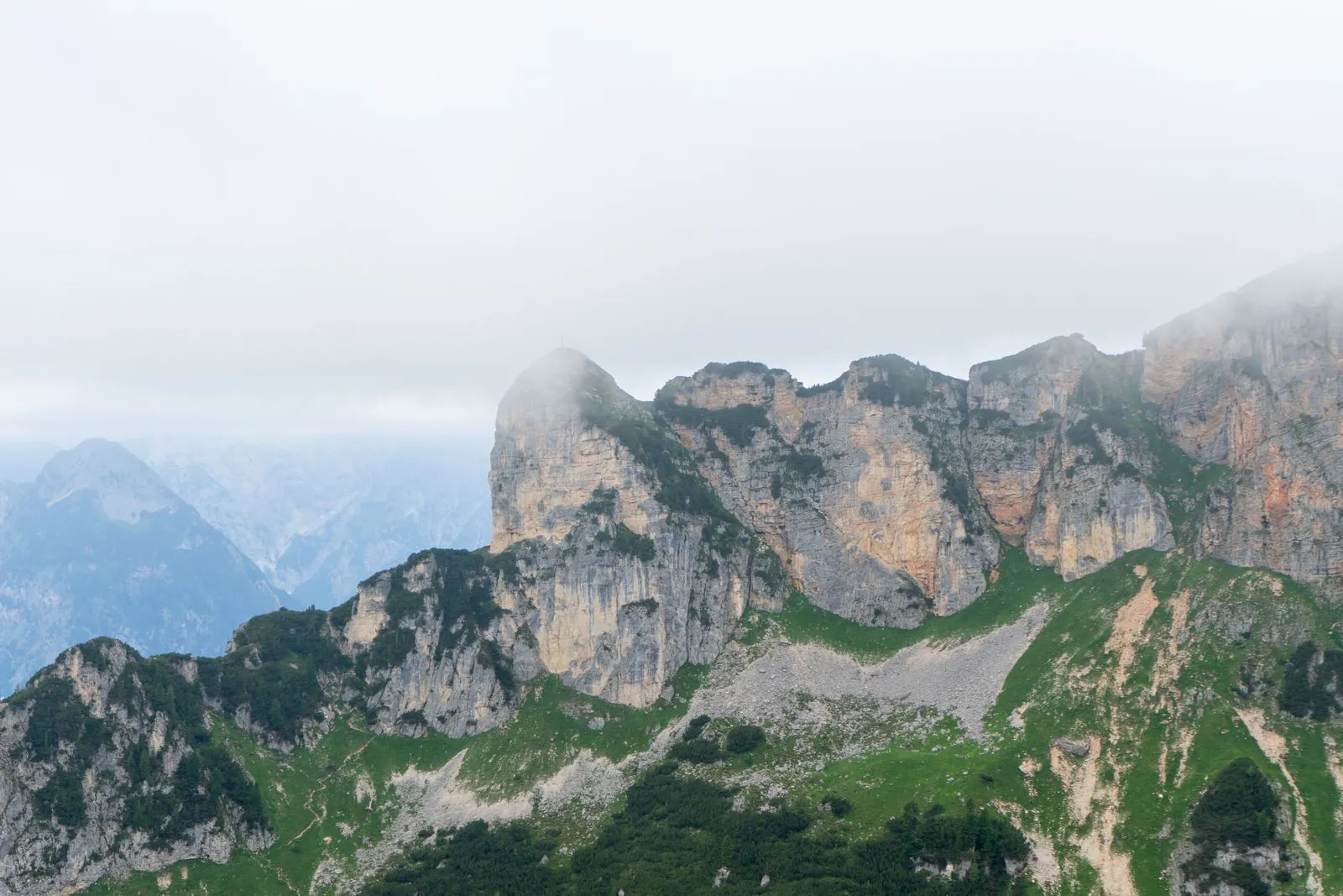 Wandelen langs de draad van de grens in de Karnische Alpen