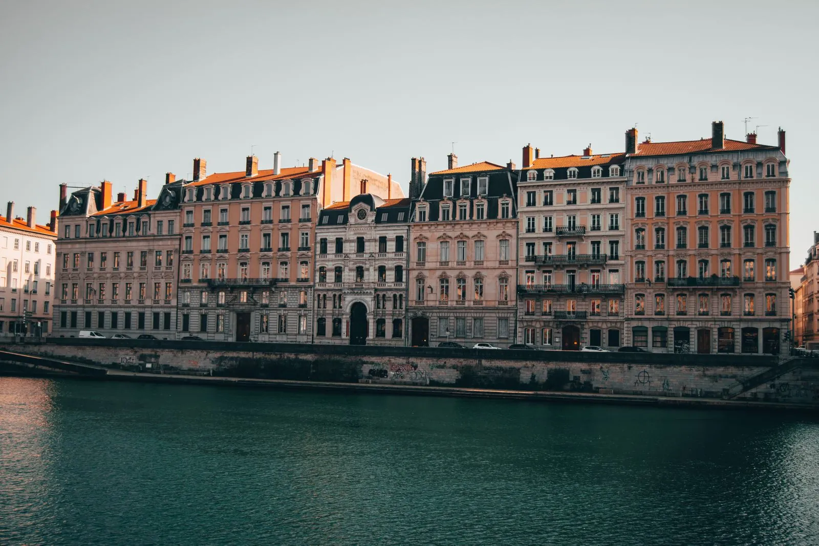 Contrast tussen oude stad en nieuwe ontwikkelingen in Lyon