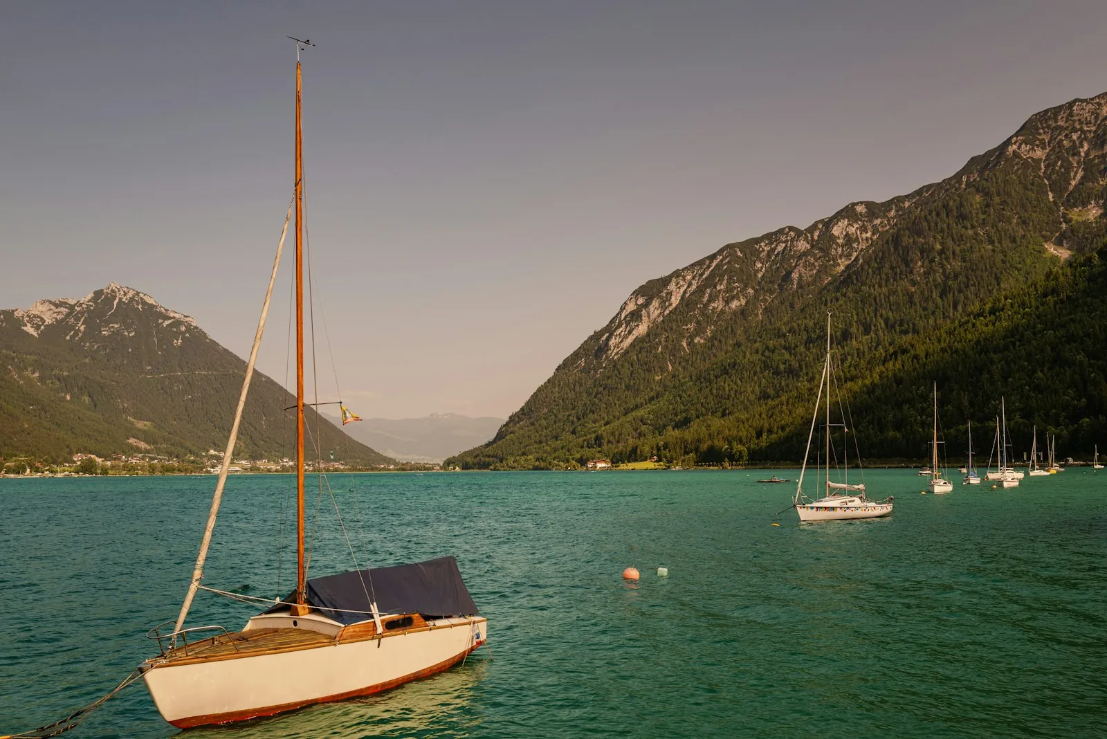 Zeilen en windsurfen op de Achensee