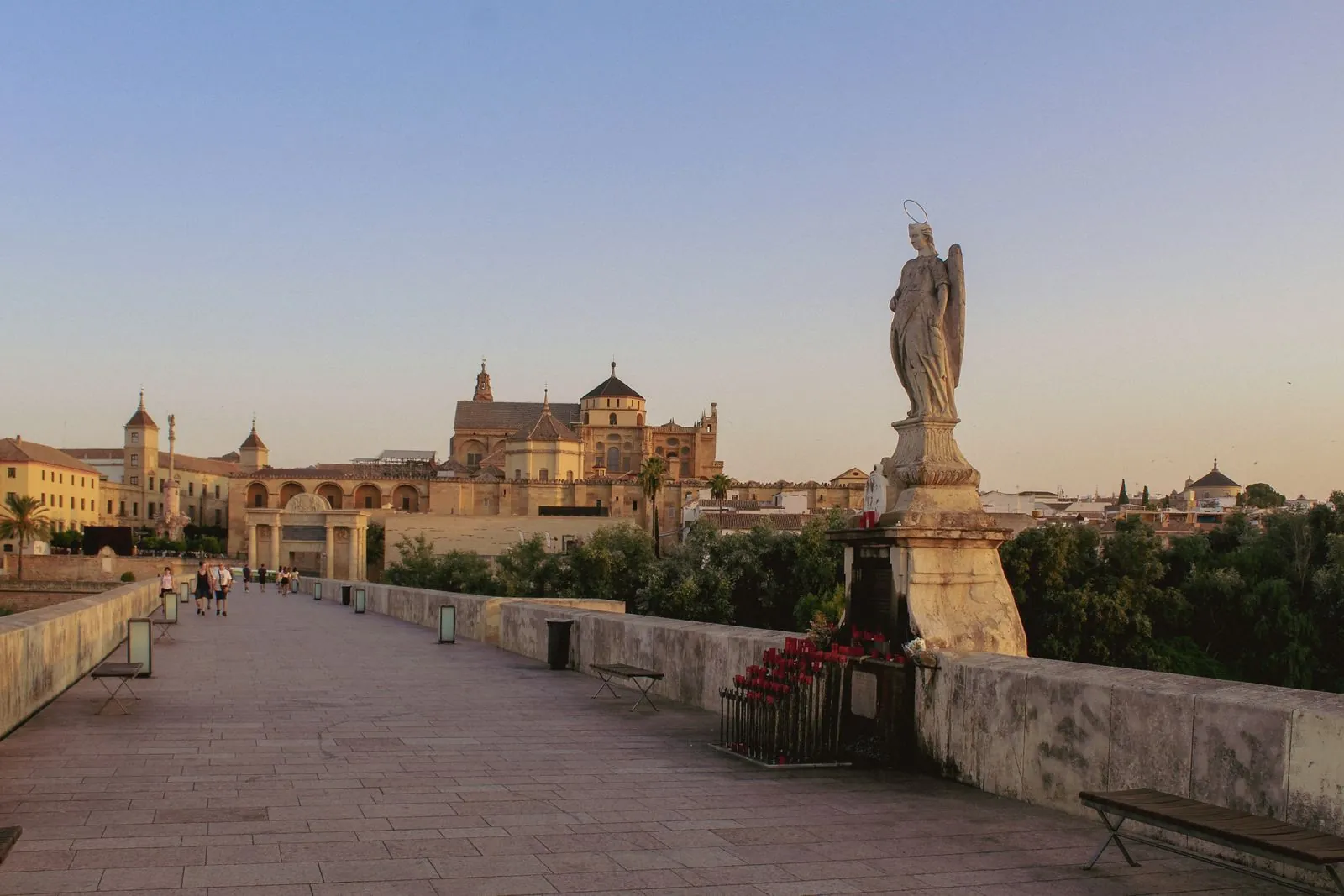 Romeinse brug en oude stadsmuren van Córdoba