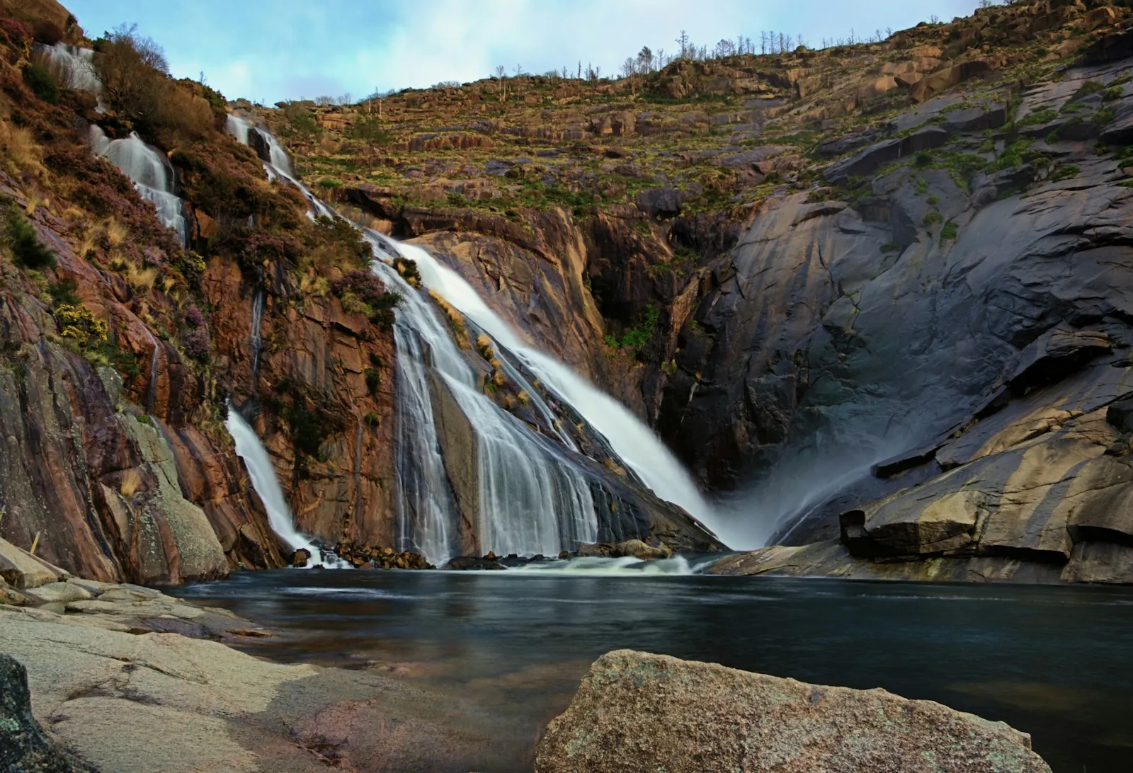 Langs de waterval van de Cola de Caballo