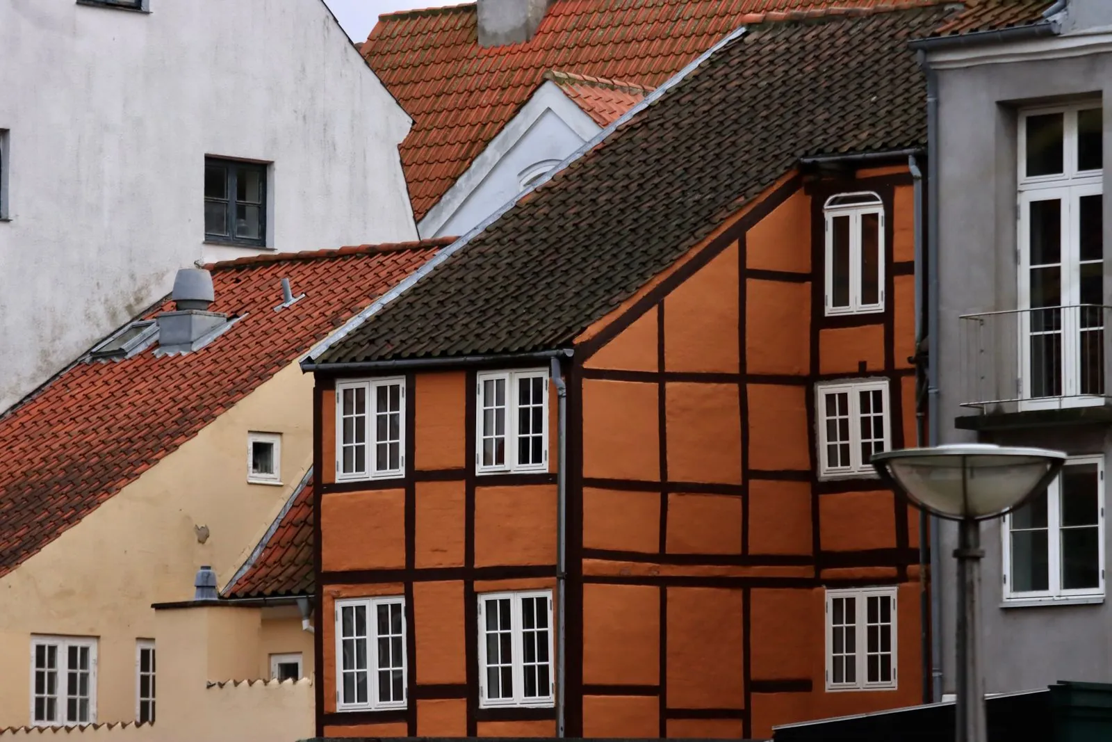 Het contrast tussen oude en nieuwe architectuur in Praag