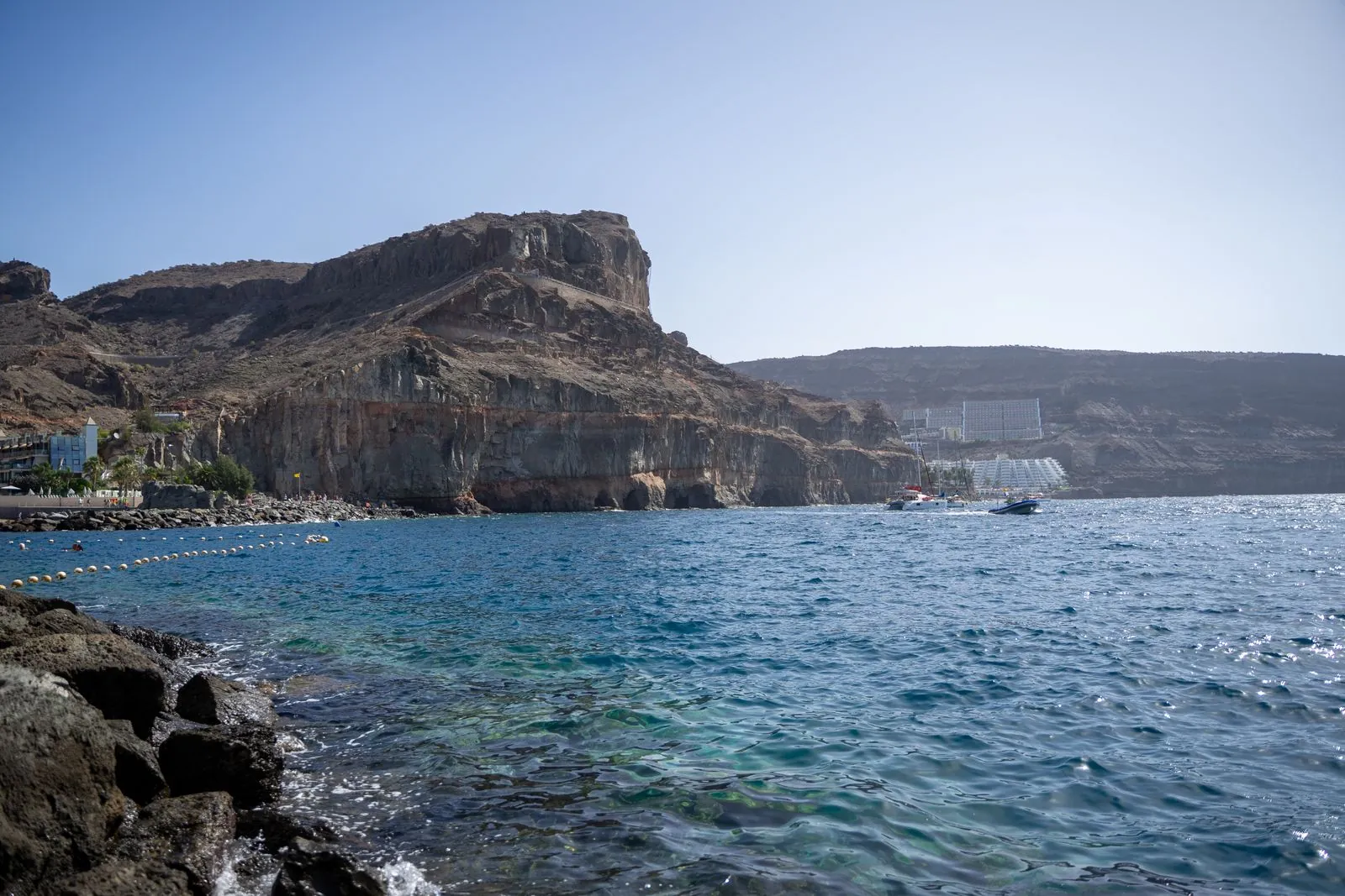 Wandelen langs de kliffen bij Puerto de Mogan