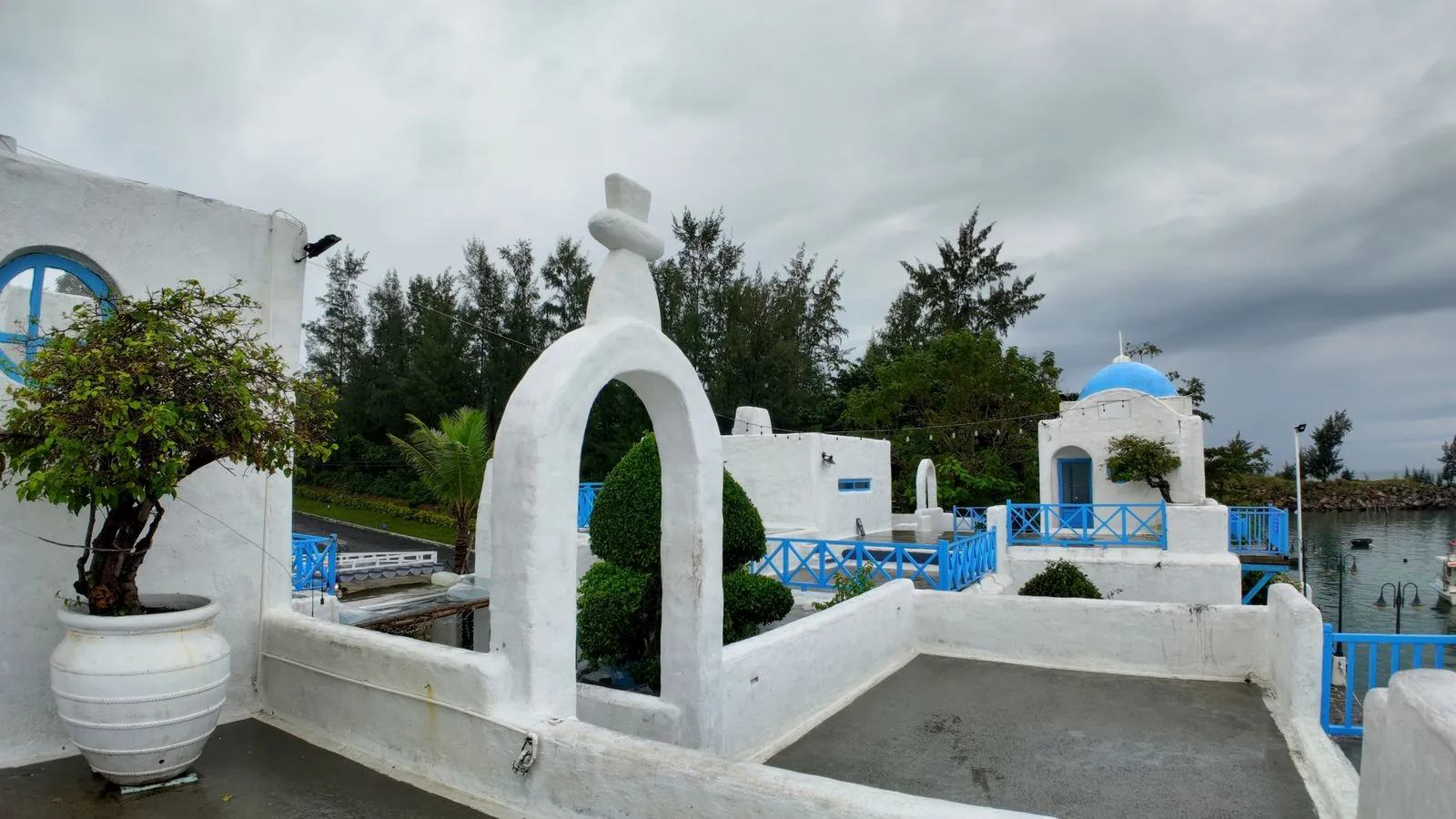 Zijn er speeltuinen of kinderfaciliteiten op Santorini