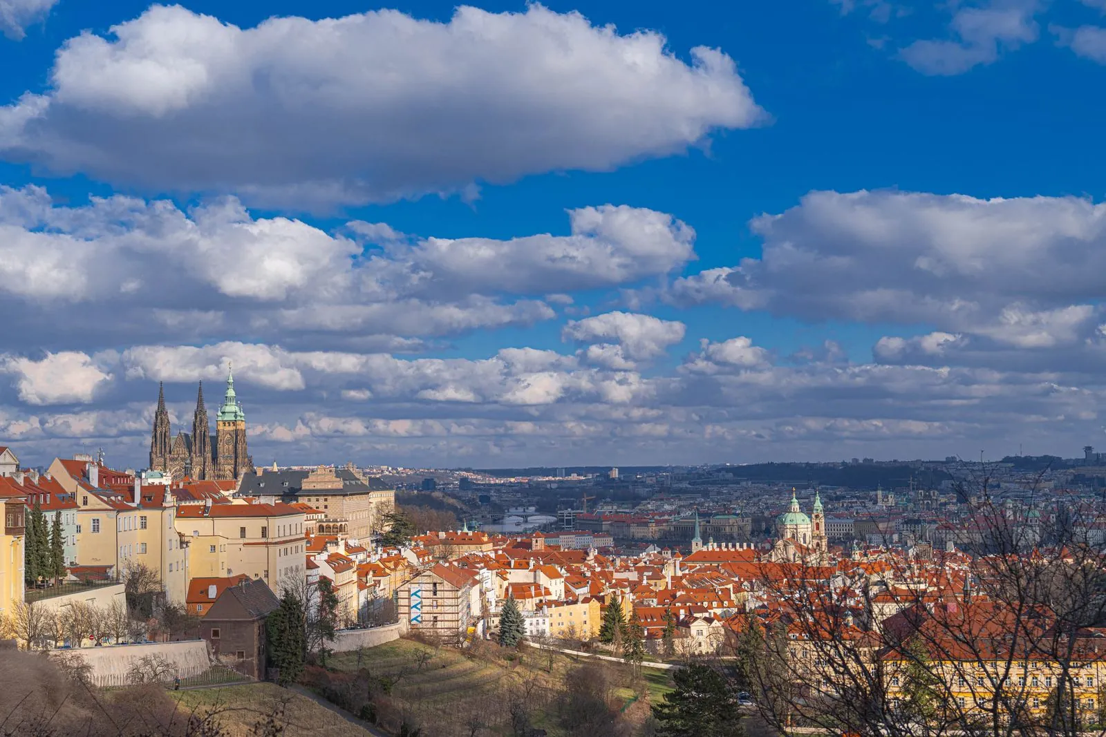Wat biedt de Petřín-uitkijktoren aan uitzicht?