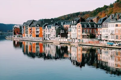 België