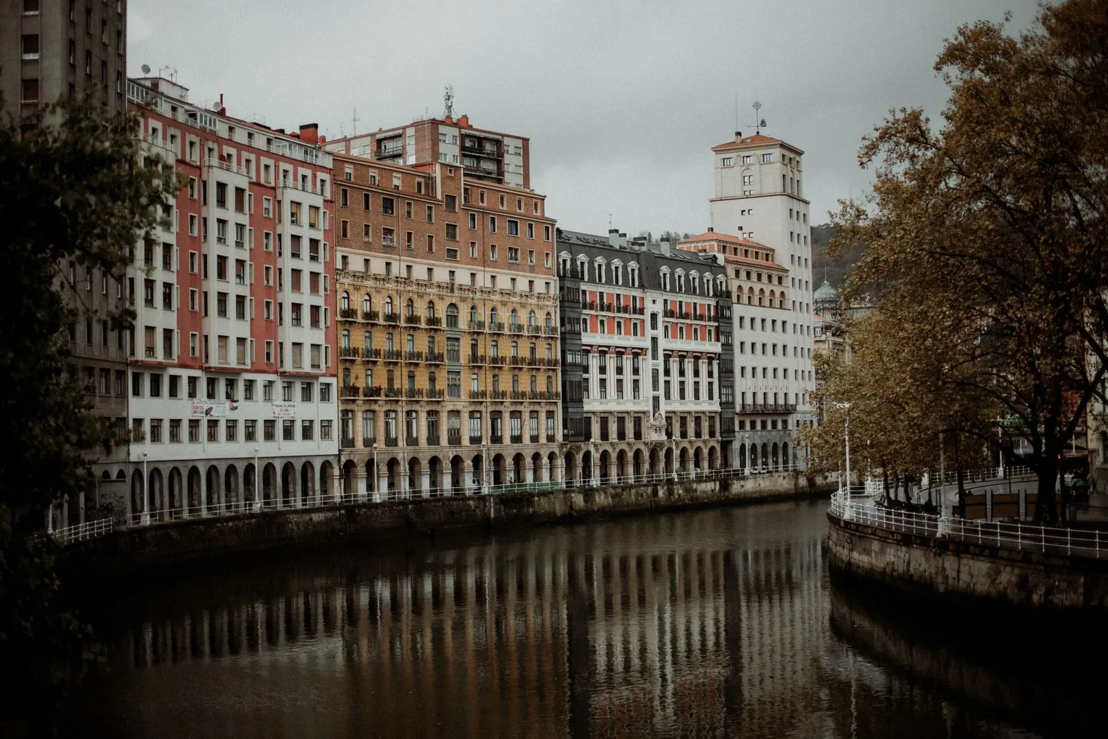 Zijn er boottochten over de rivier in Bilbao