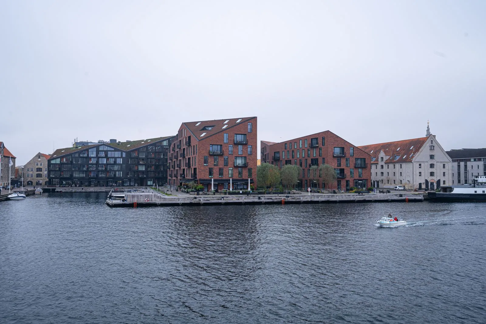 Zijn er restaurants met uitzicht over het water