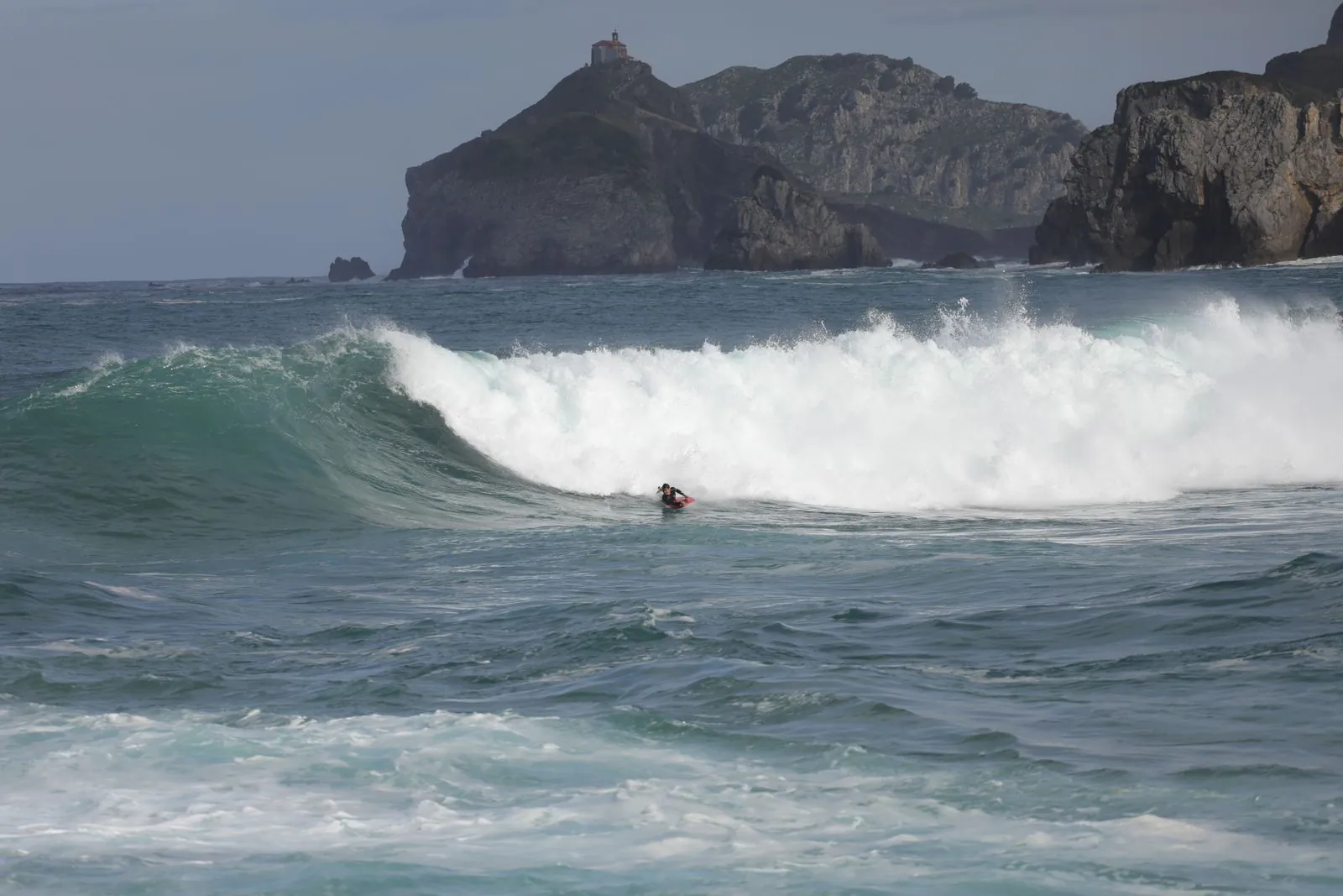 Surfen leren aan de stranden van Cantabrië