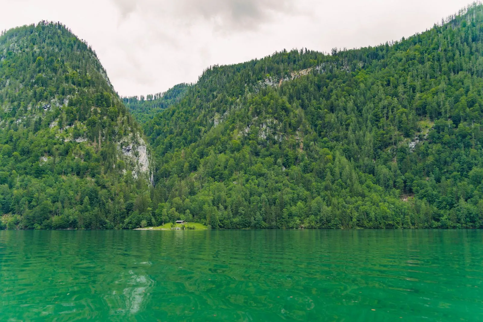 Kanoën op de Königssee in de natuur