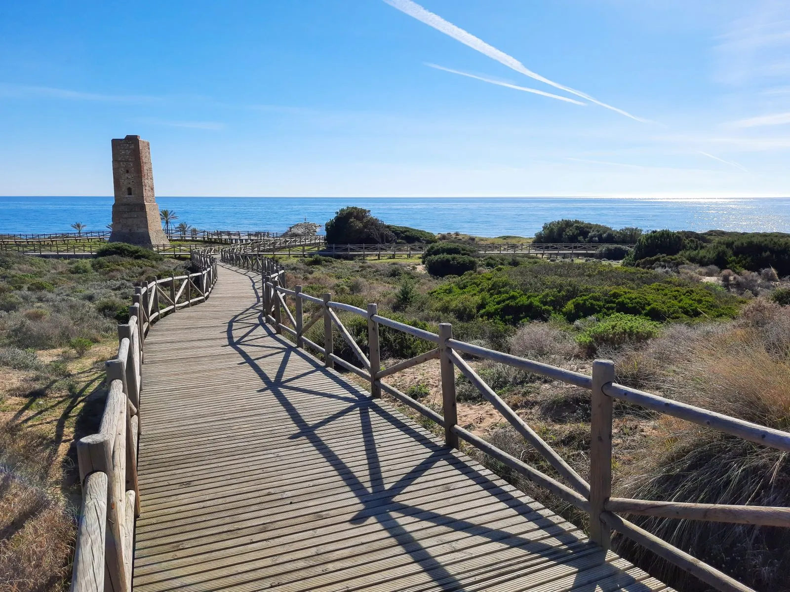 Wat zijn de mooiste wandelroutes langs de kust bij Marbella