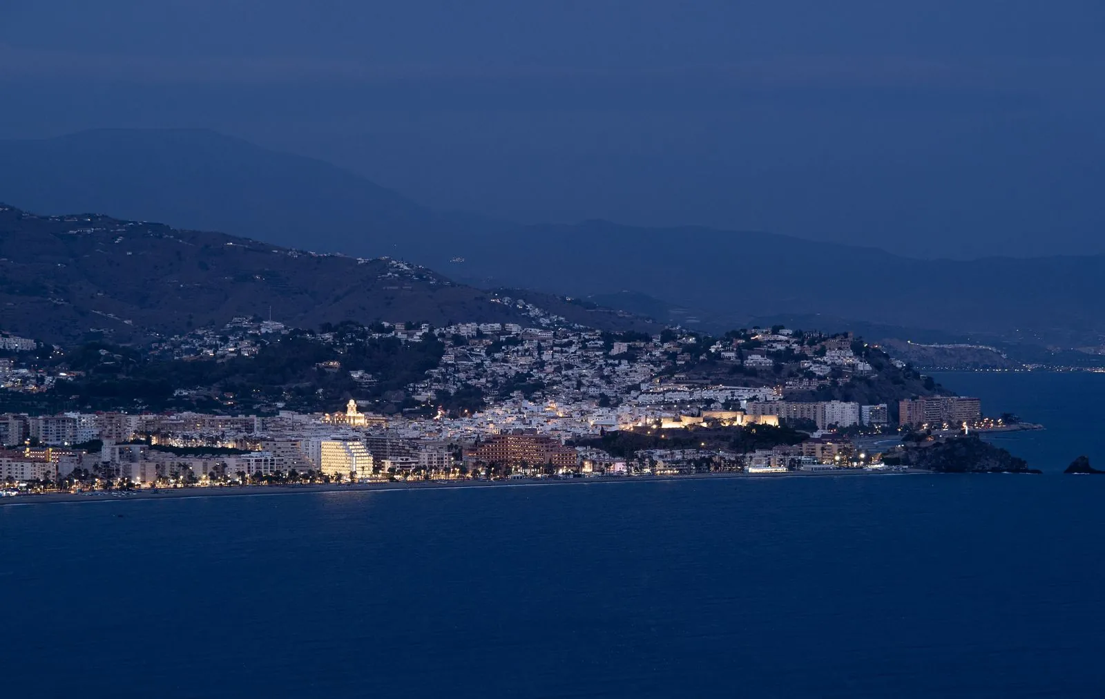 Dagtrips vanuit Granada met openbaar vervoer naar strand of bergen