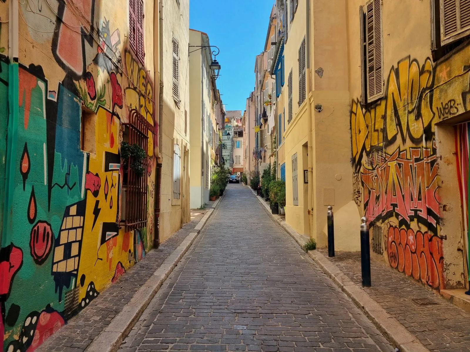 Historische panden en steegjes in het oude Marseille