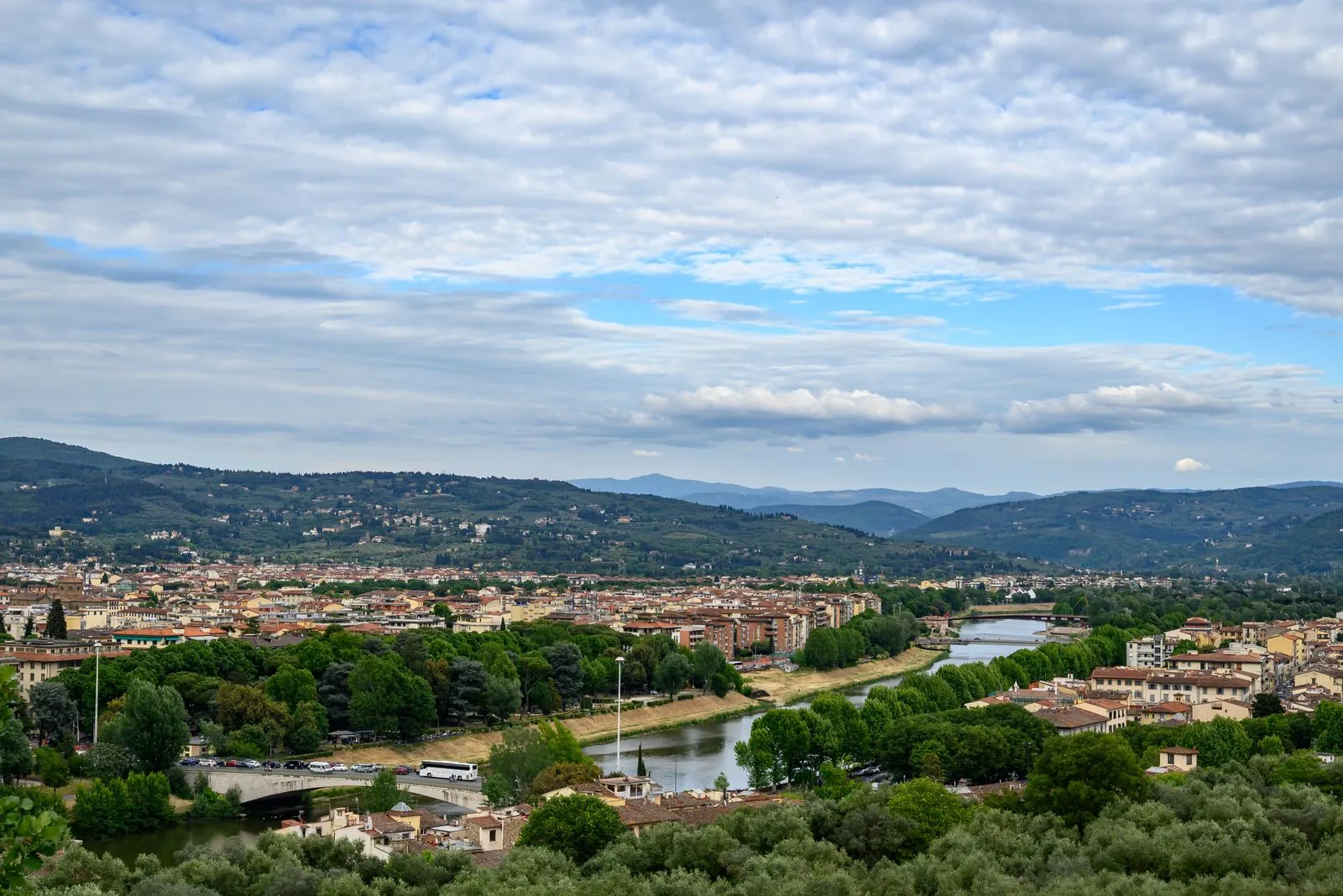 Wandelen door het centrum van Florence met uitzicht op de rivier