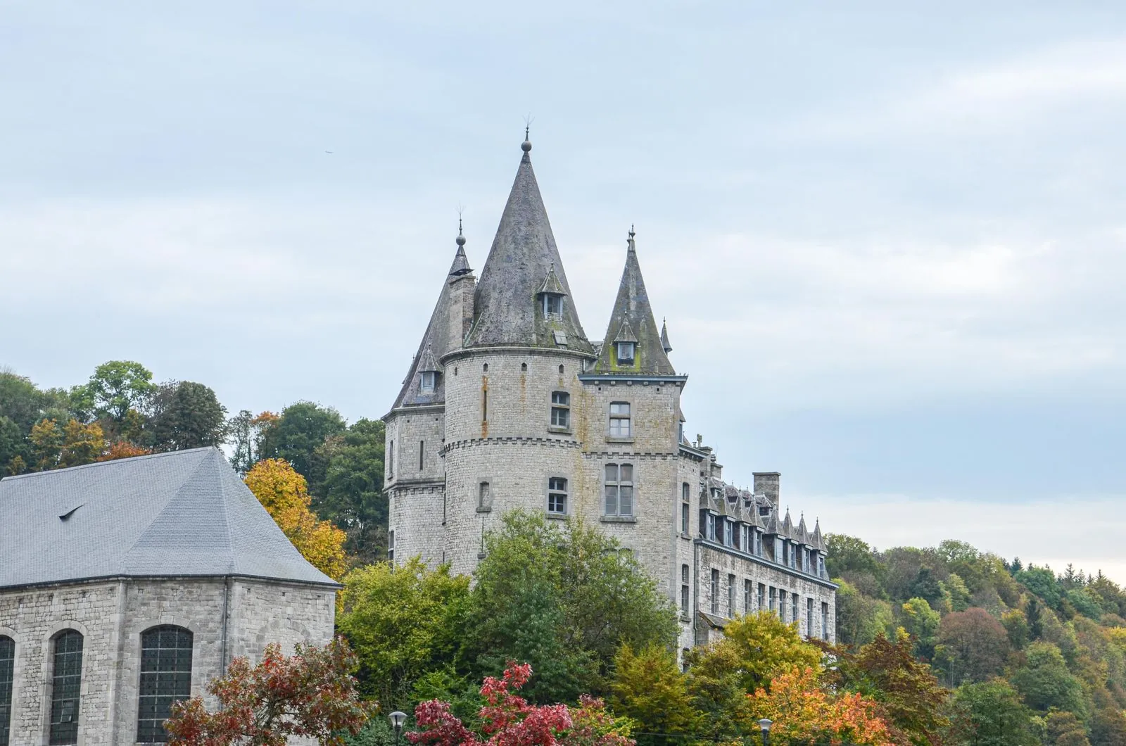 Wat biedt een wandeling rond het kasteel van La Rocq?