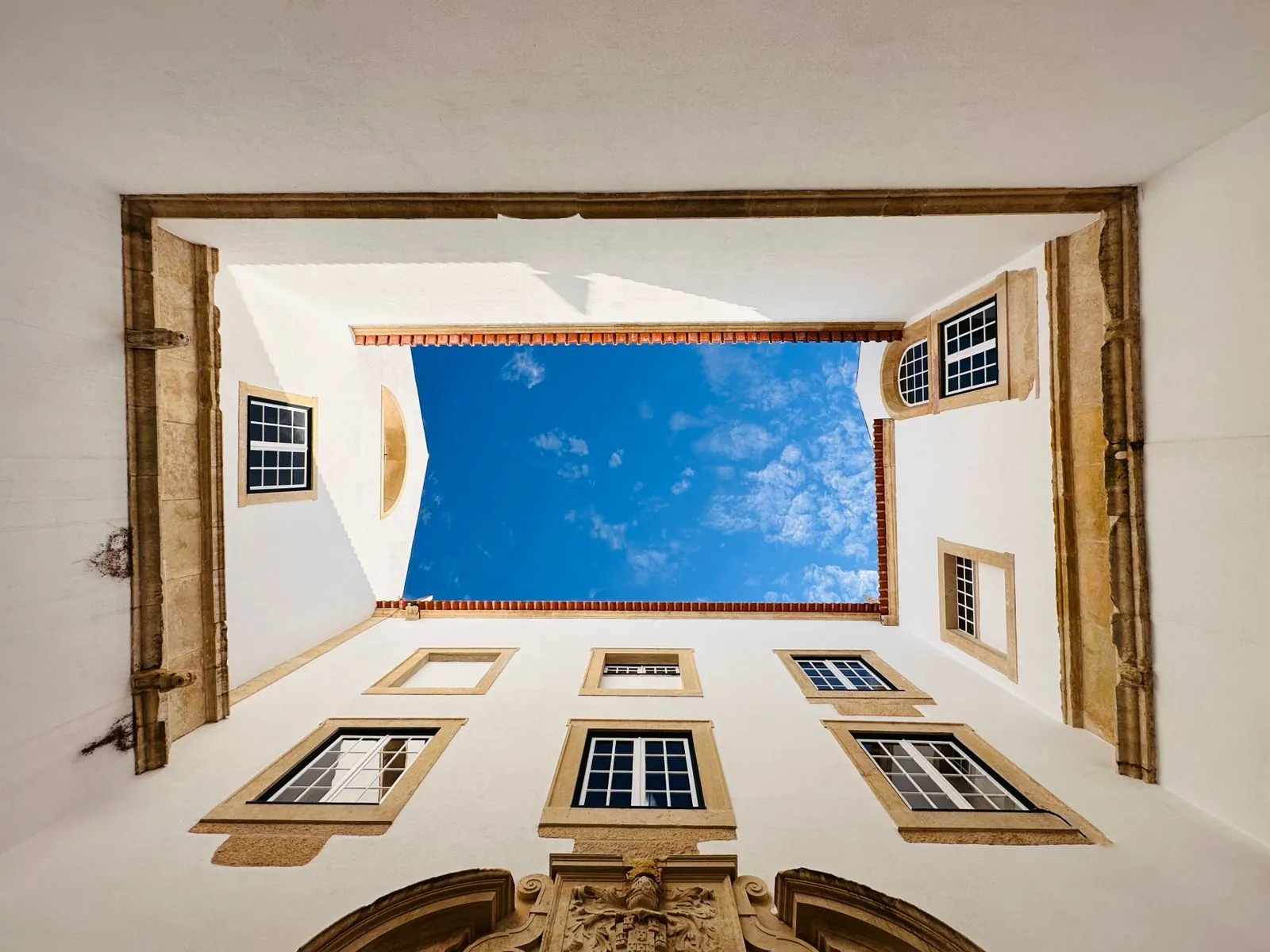 De serene rust van klooster Convento de São Francisco