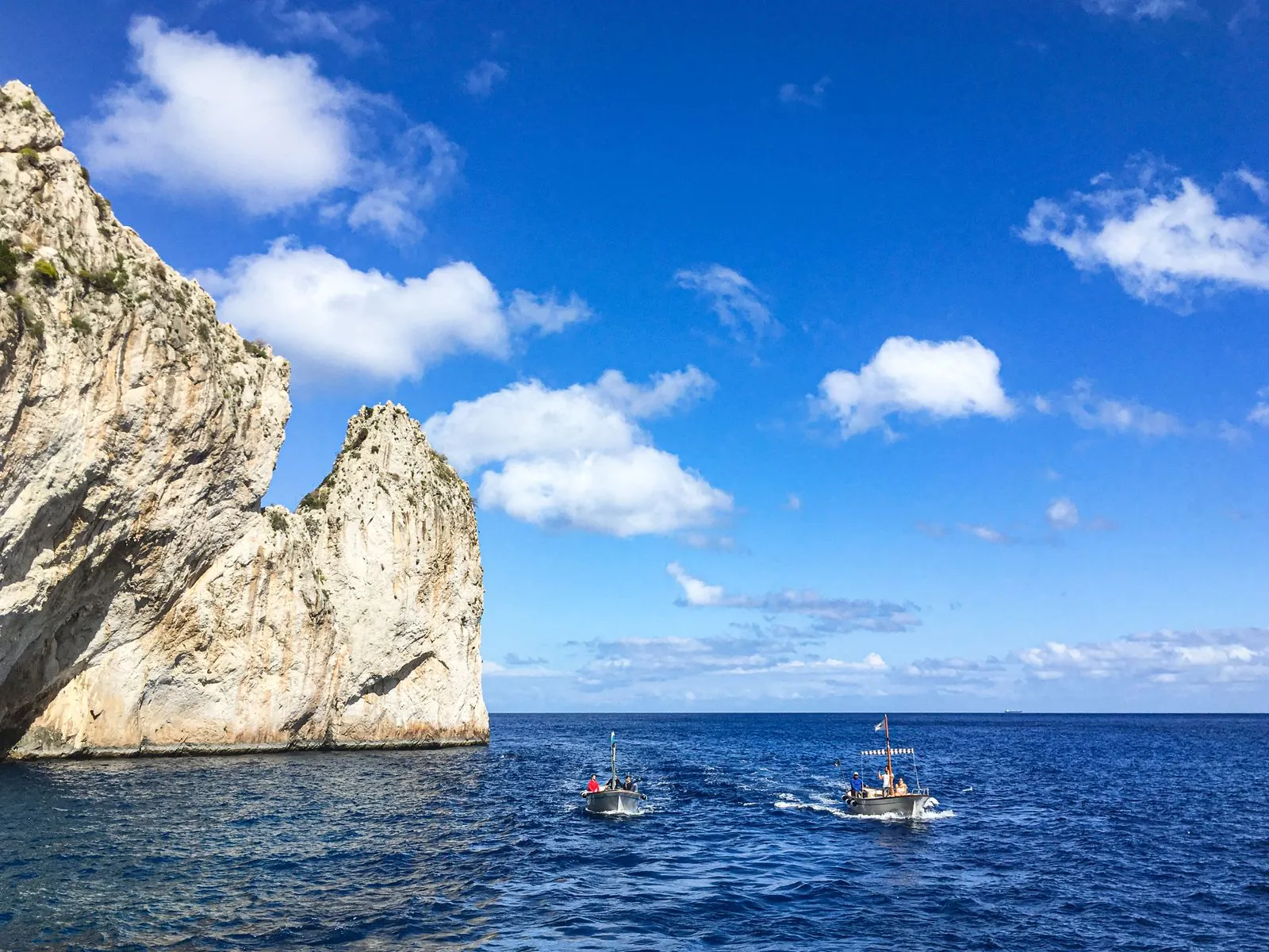 Een boottocht rond het eiland Capri
