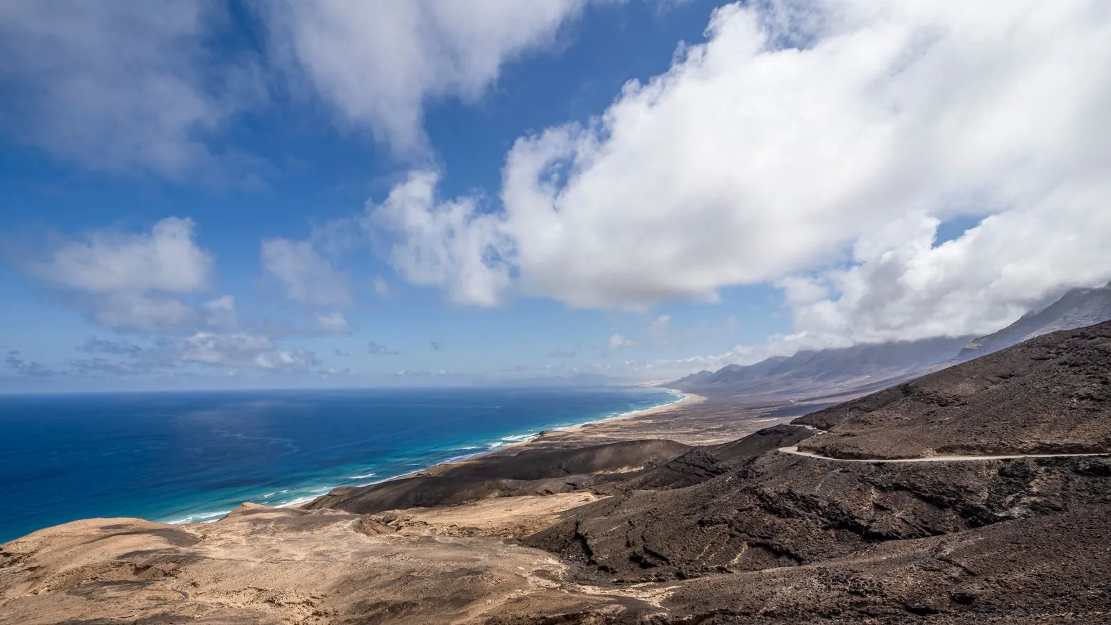 Wandelen door het maanlandschap van nationaal park Jandía op Fuerteventura