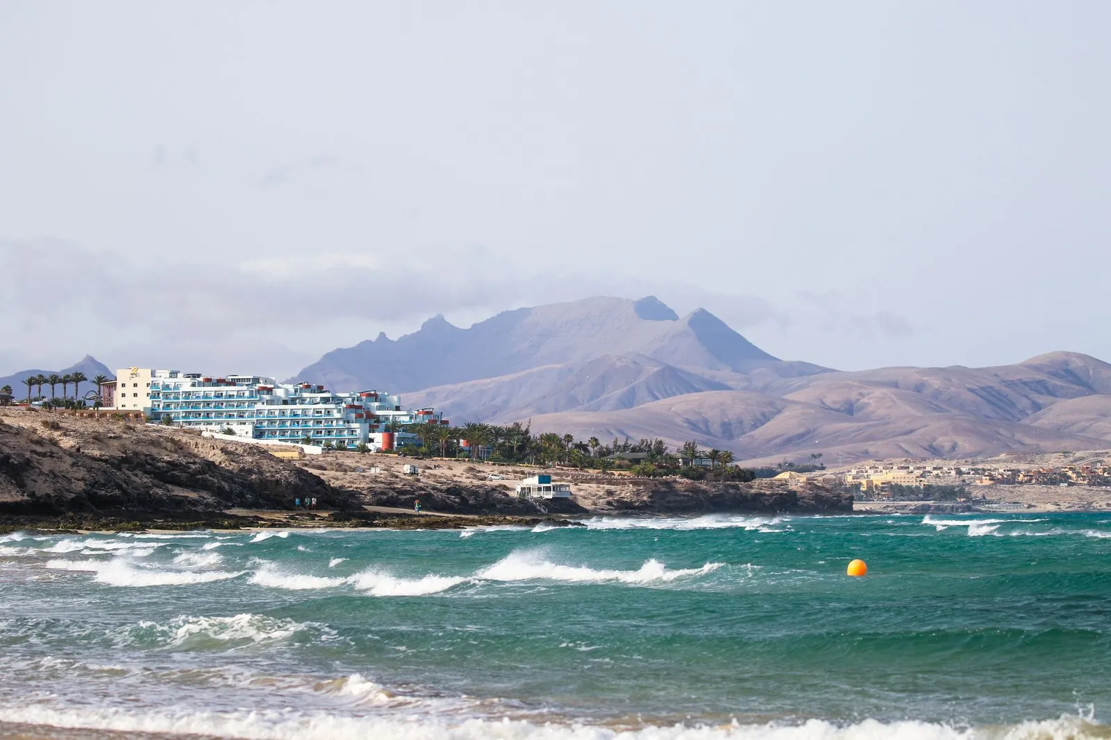 Zonnen op de goudgele stranden van Fuerteventura