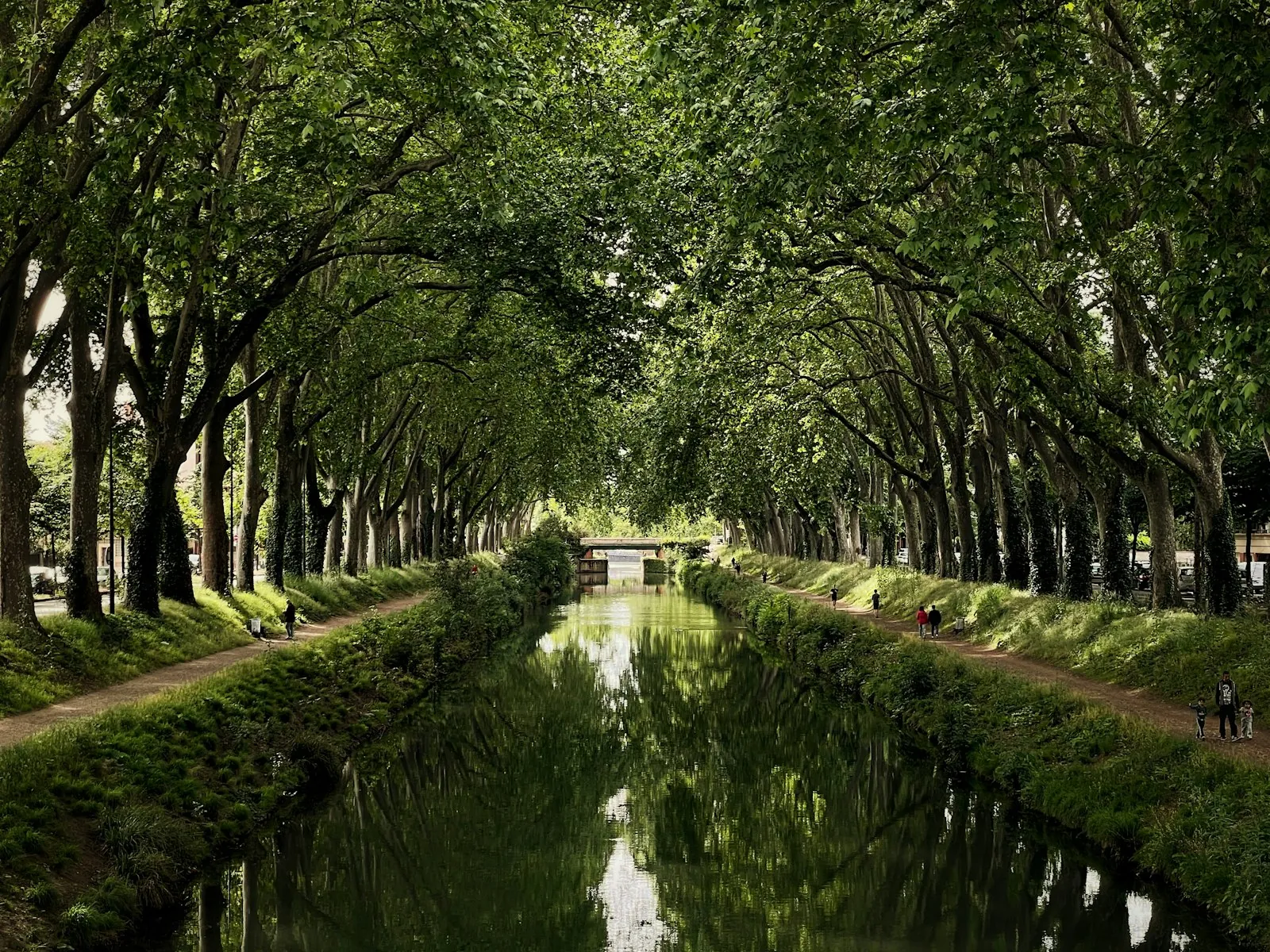 Fietsen langs het kanaal van de Marne jaagpad