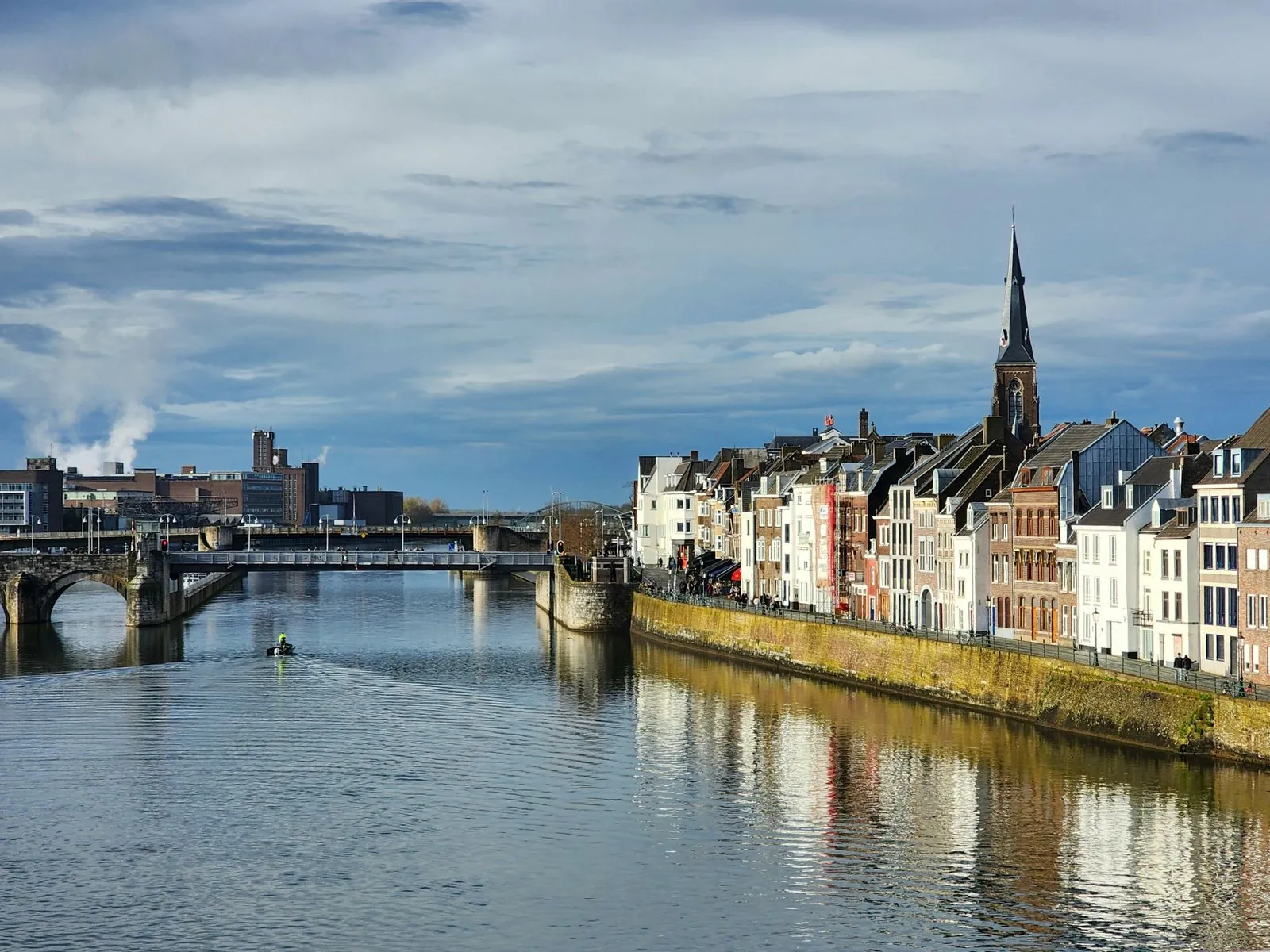 Wat zijn de mooiste wandelroutes rond Maastricht
